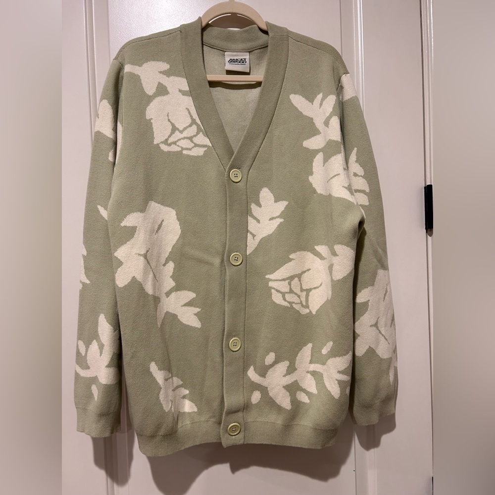 NWOT 💚🤍 Bricks & Wood oversized boyfriend Sage and Cream Floral Cardigan 💚🤍